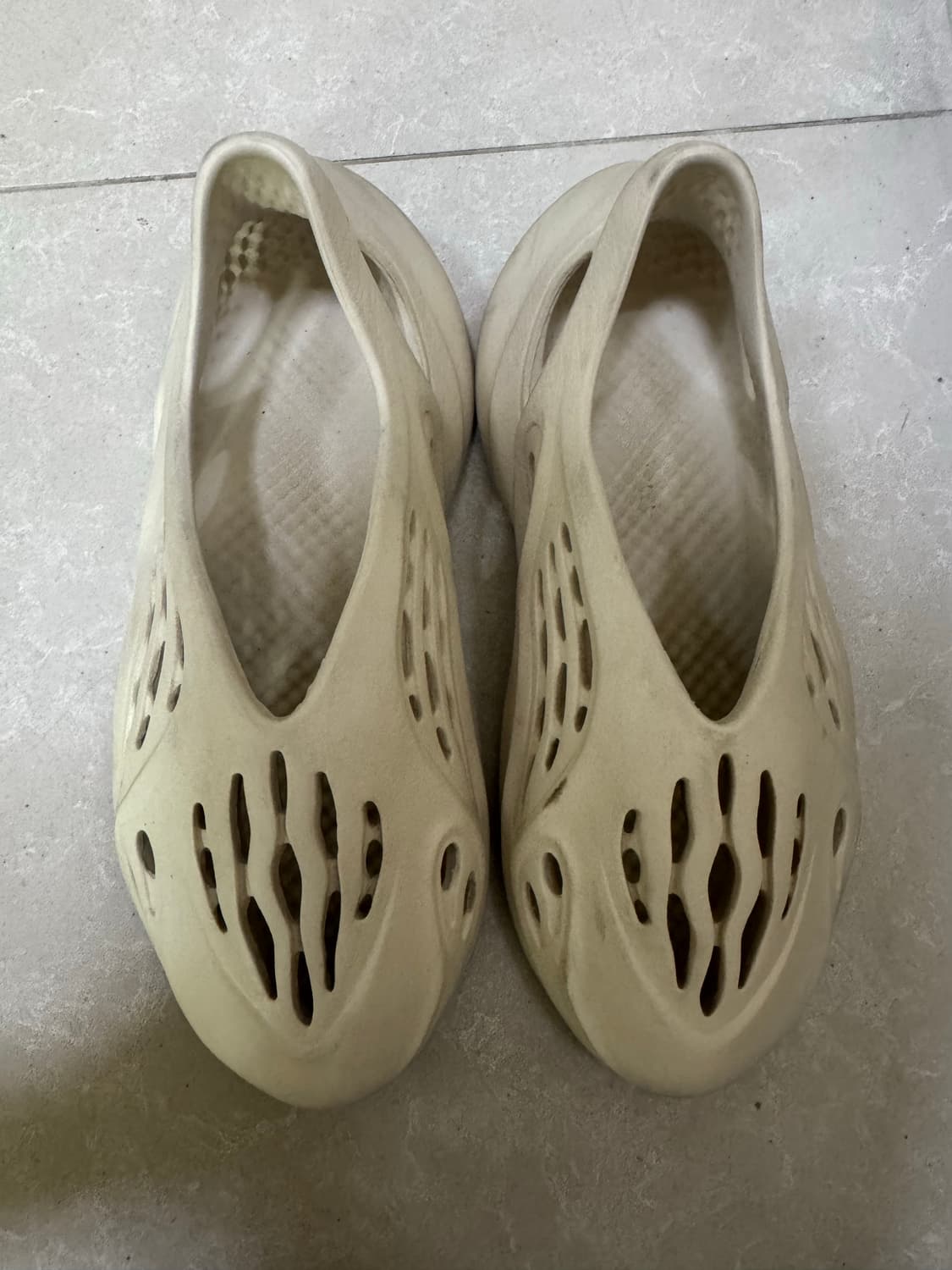 아디다스 이지 폼 러너 샌드 상품이미지1