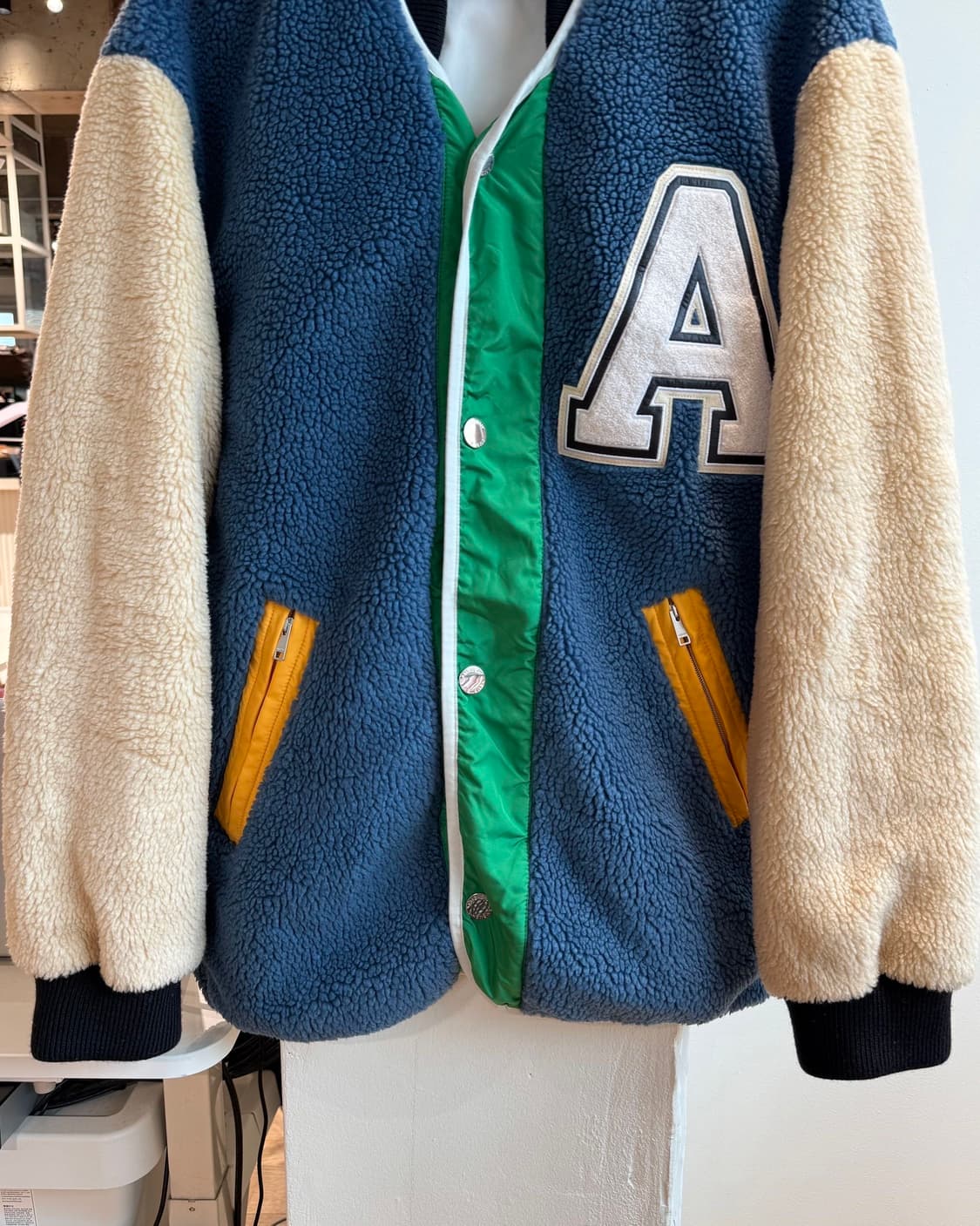 앰부쉬 블루 로고 패치 플리스 라이너 바시티 재킷 상품이미지6