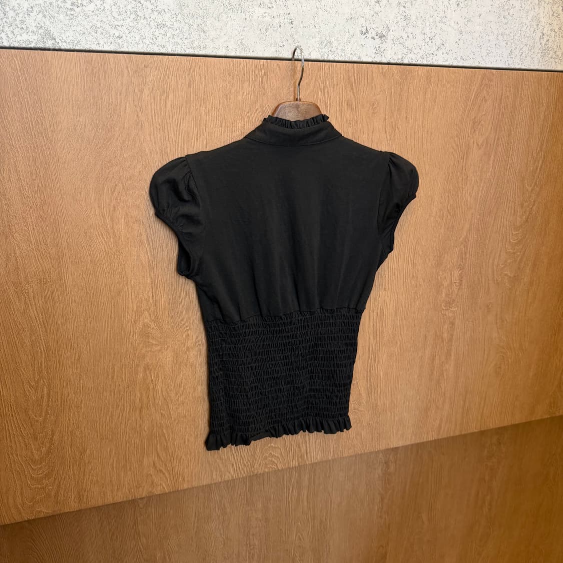 아메리칸 래그 캡소매 블라우스 프릴 트리밍 셔링 밴딩 디테일 슬림핏 블랙 상품이미지2