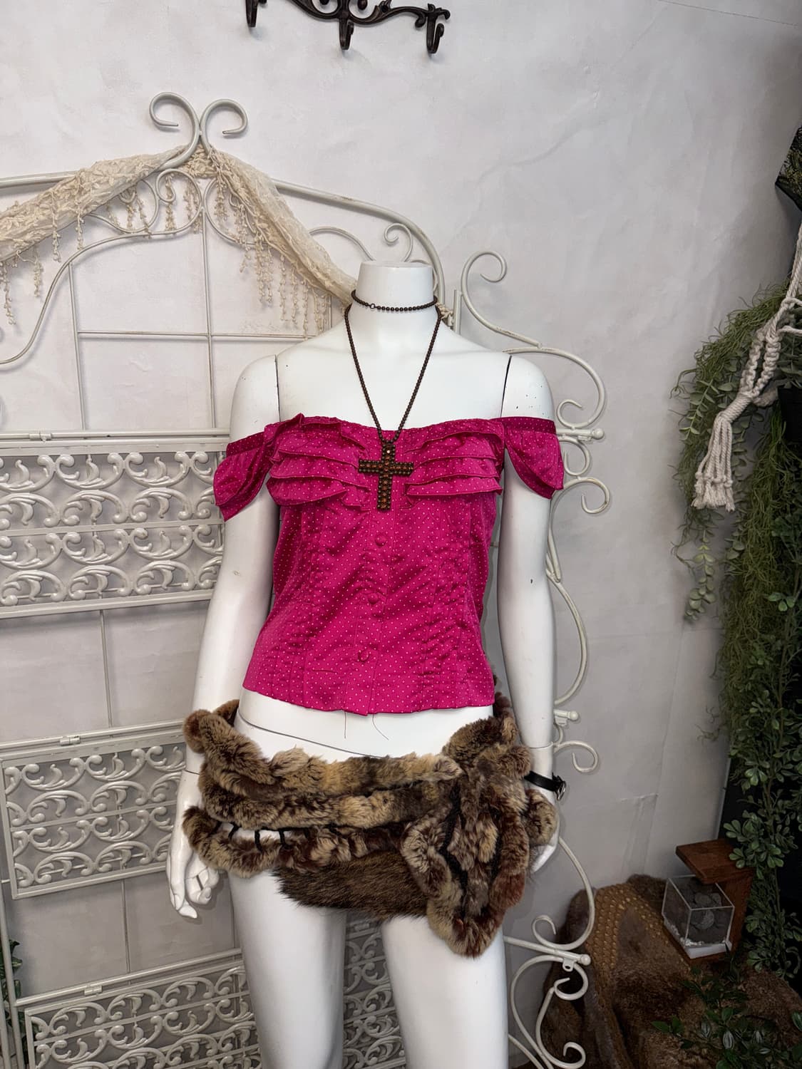 Vivid hot pink dot satin frill 오프숄더 블라우스 상품이미지4