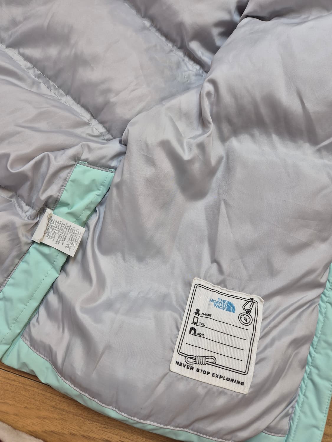 노스페이스 키즈 알칸 티볼 숏패딩 130사이즈입니다. 민트색상 숏패딩이라 상품이미지4