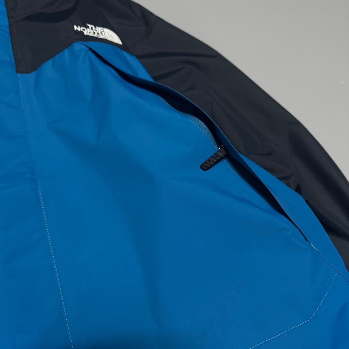 노스페이스(The north face) 블루컬러 나일론 닷샷 윈드브레이커 상품이미지4