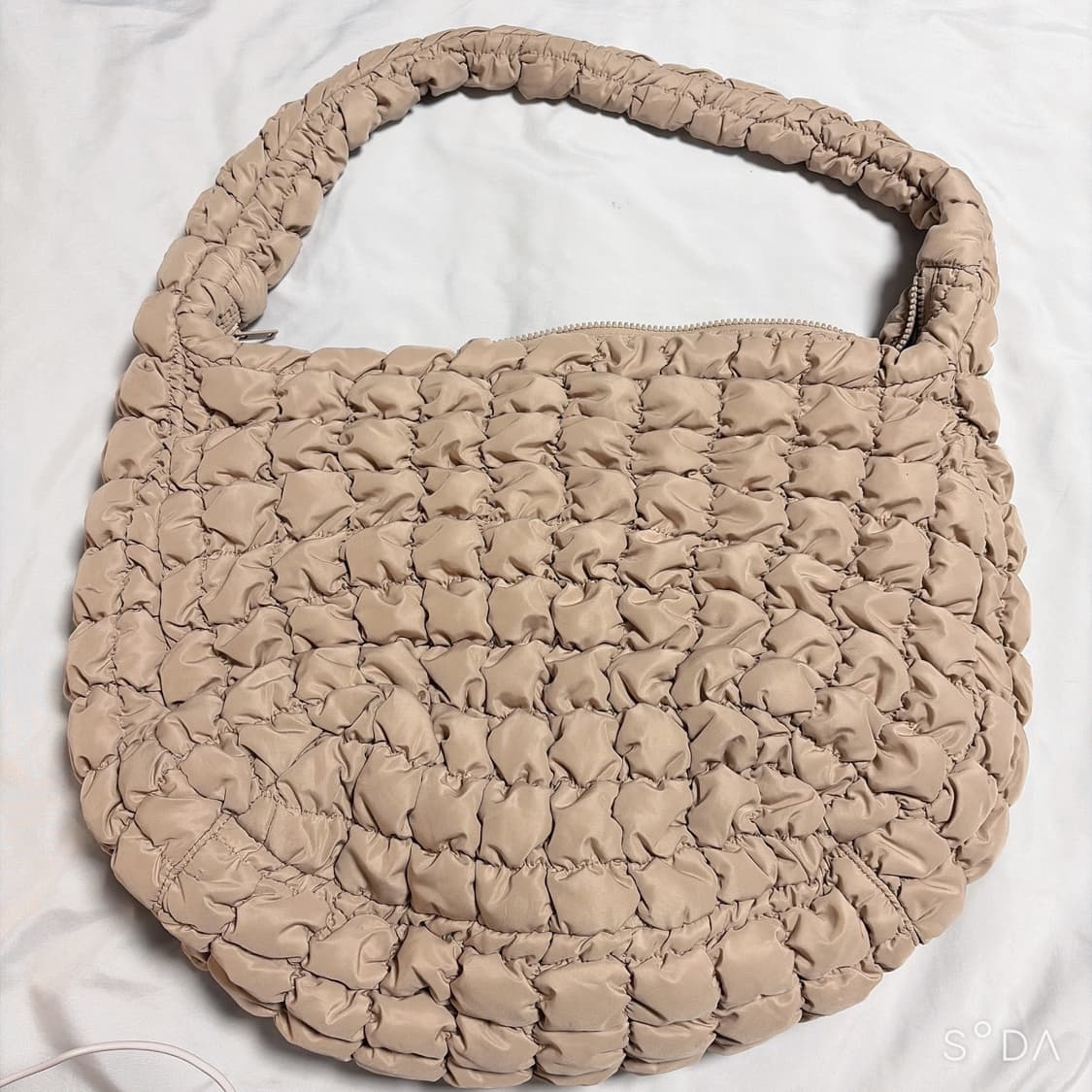 코스 오버사이즈 퀄팅백 구름백 베이지 상품이미지2