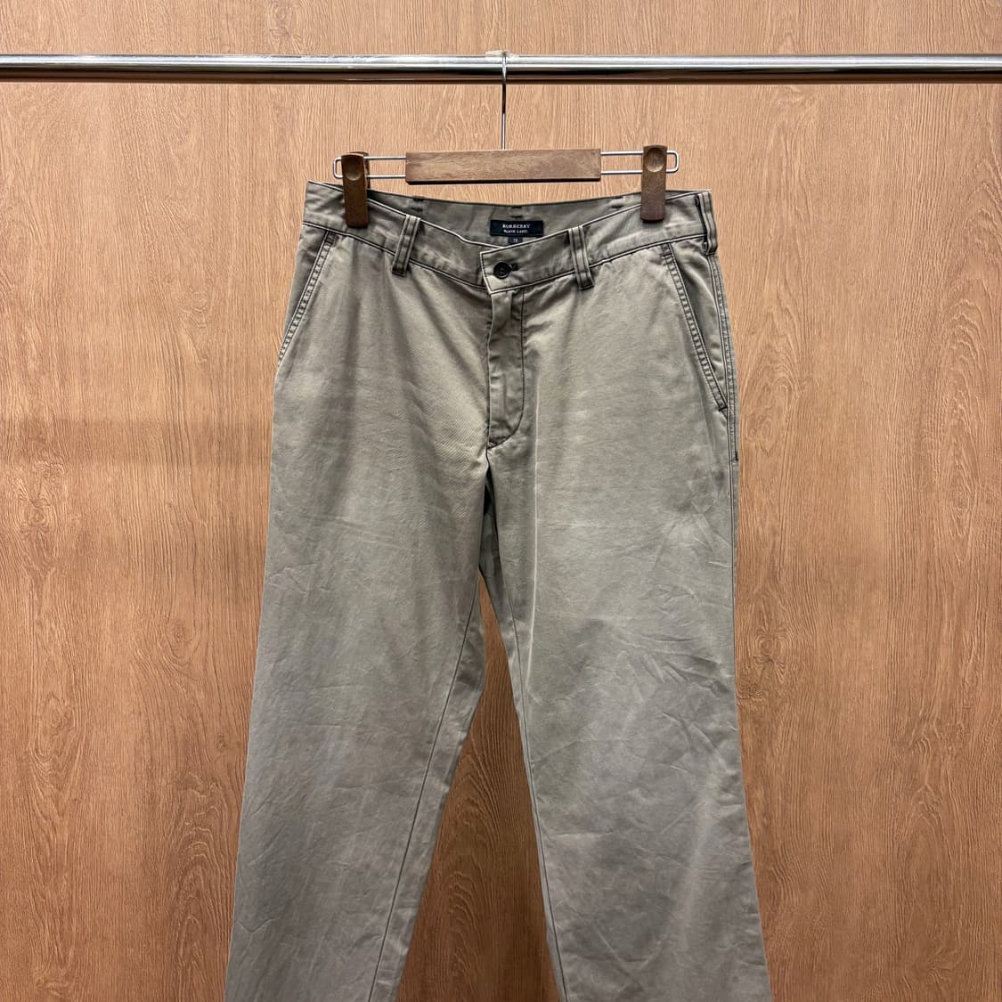 버버리 블랙 라벨 테일러드 치노 팬츠 웰트 포켓 라벨 패치 디테일 베이지 상품이미지4