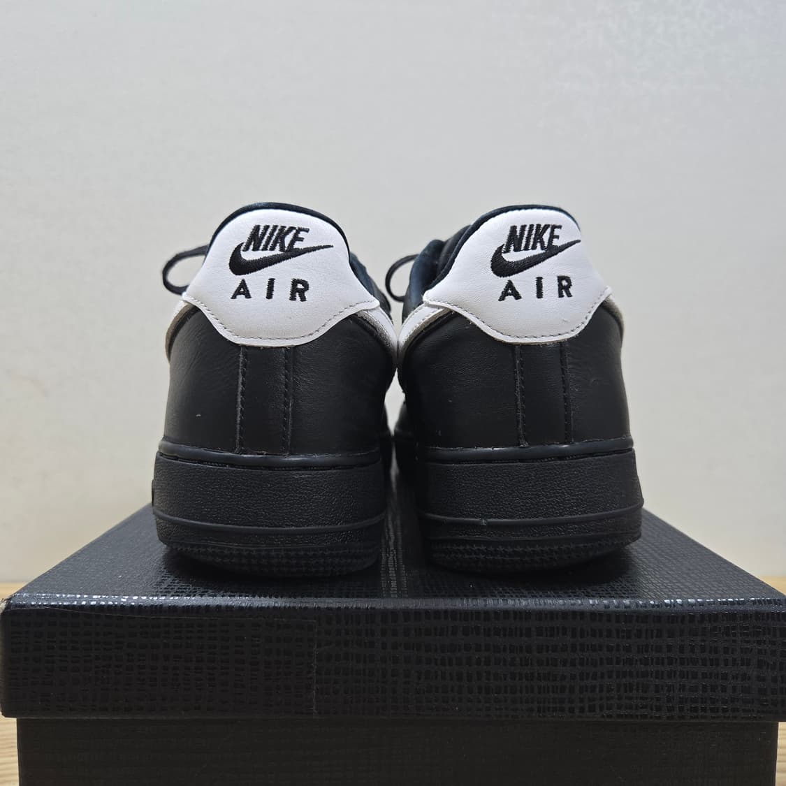 285 나이키 에어포스1 로우 레더 블랙 화이트 상품이미지4