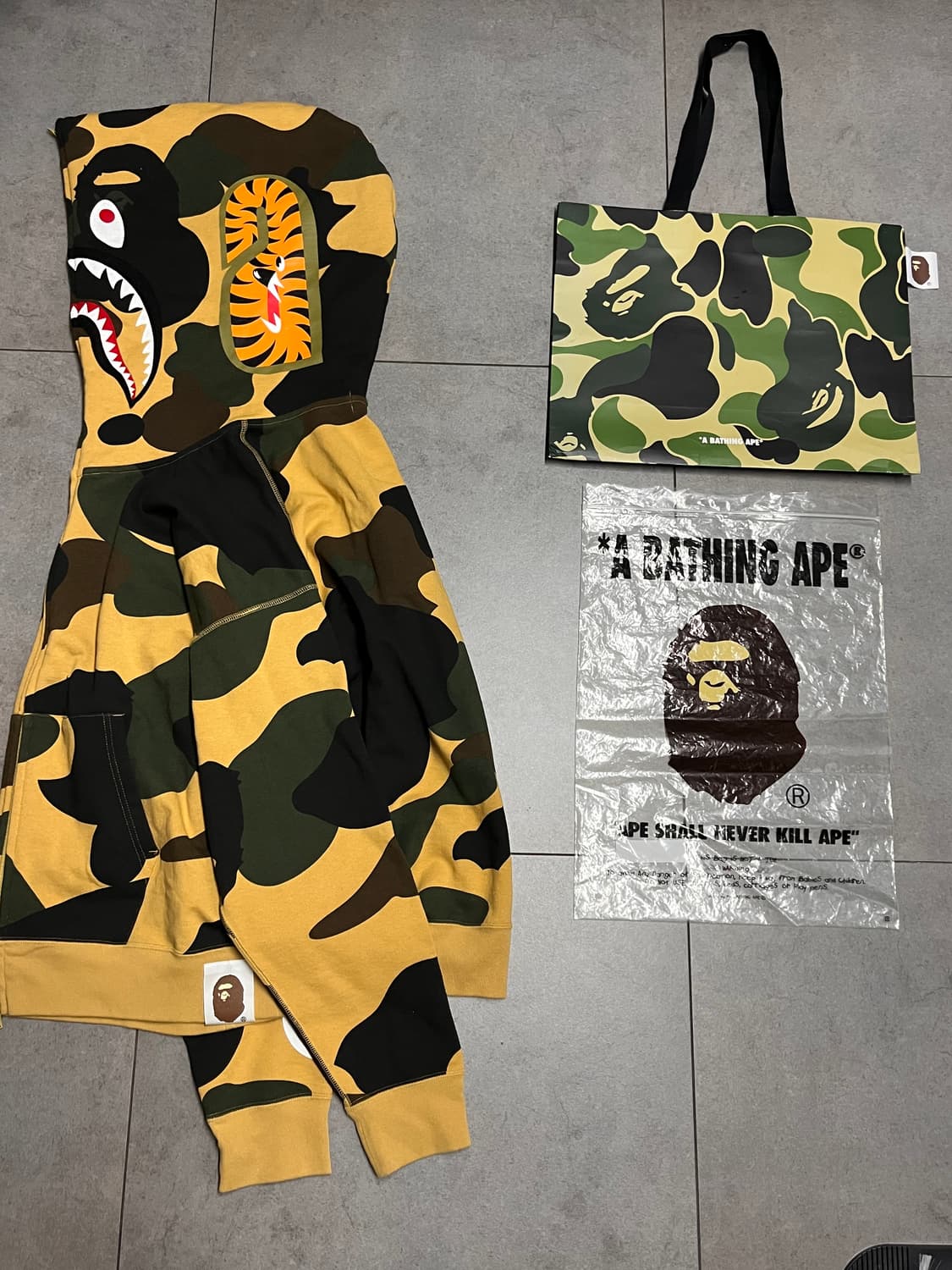 새상품급) 베이프 자이언트 카모 황계 샤크 후드집업  상품이미지2