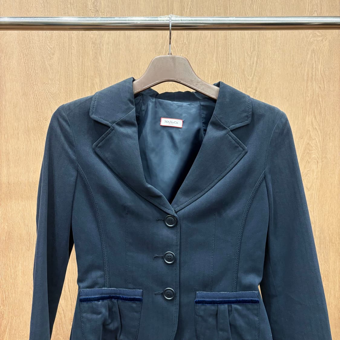 막스앤코 클래식 테일러드 카라 자켓 포켓 배색 허리 스트랩 디테일 네이비 상품이미지4