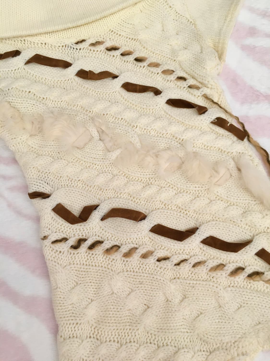 아이보리 사선 퍼 트리밍 터틀넥 꽈배기 니트 페어리 y2k 갸루 상품이미지2