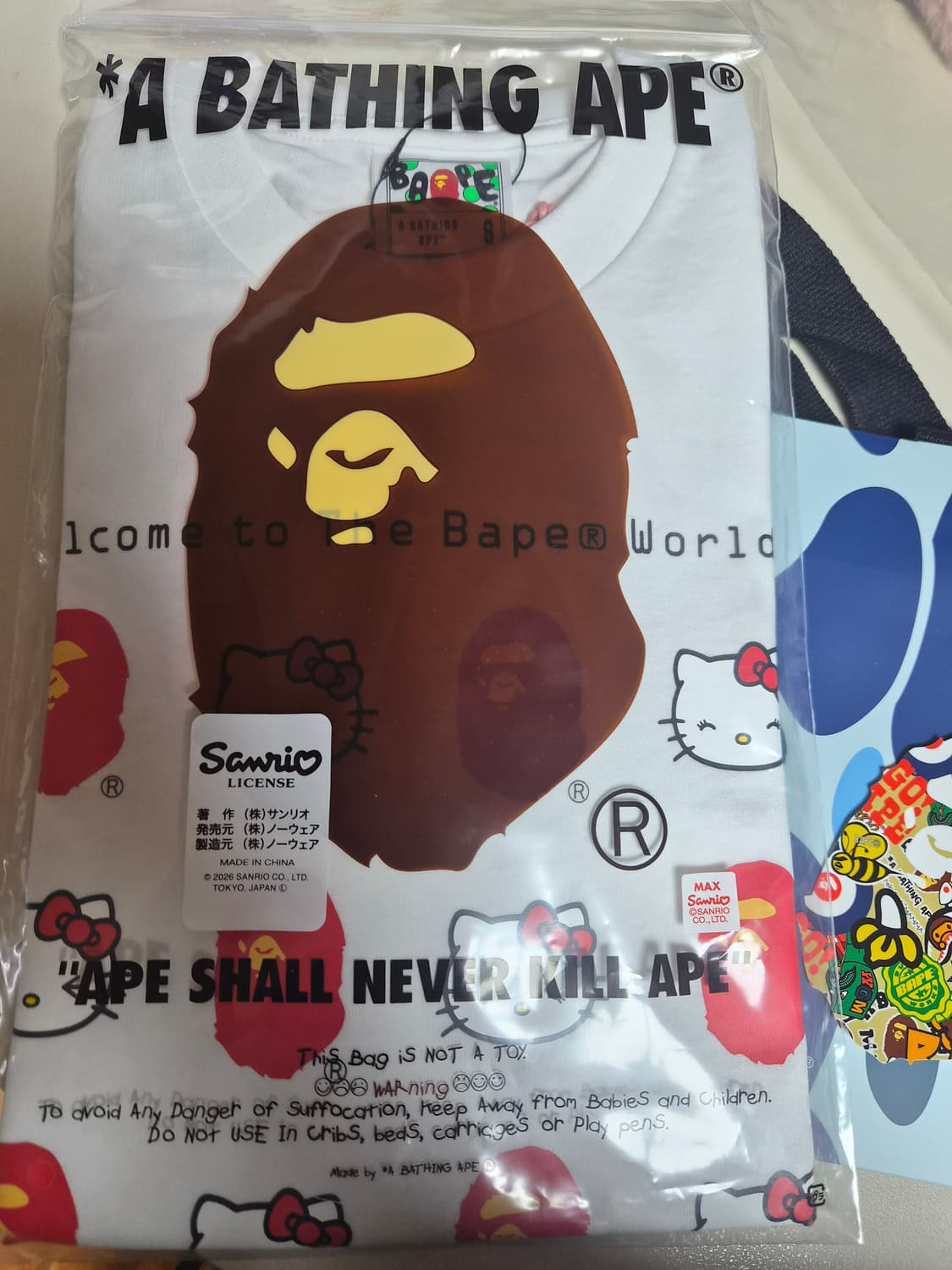 베이프 정품 S 산리오 콜라보 헬로 키티 티 상품이미지3