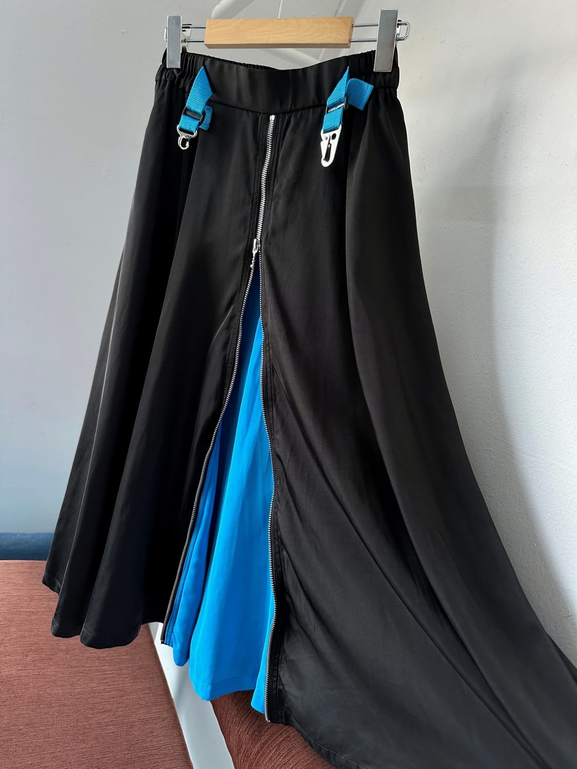 Silky fabric front zip design skirt 상품이미지1