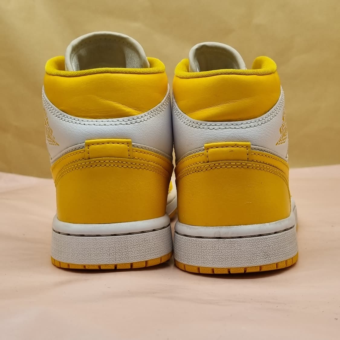 나이키 에어 조던 1 유니버시티 골드 미드 225 상품이미지4