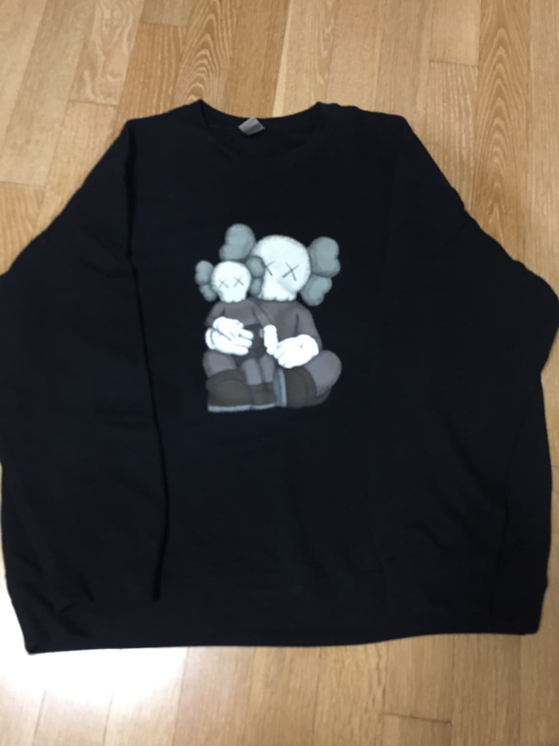 유니클로 UT x Kaws 콜라보 롱 슬리브 스웨트셔츠 상품이미지2