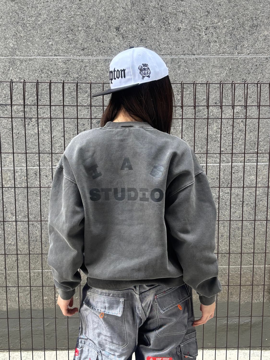 아이앱 스튜디오 차콜 맨투맨 상품이미지3