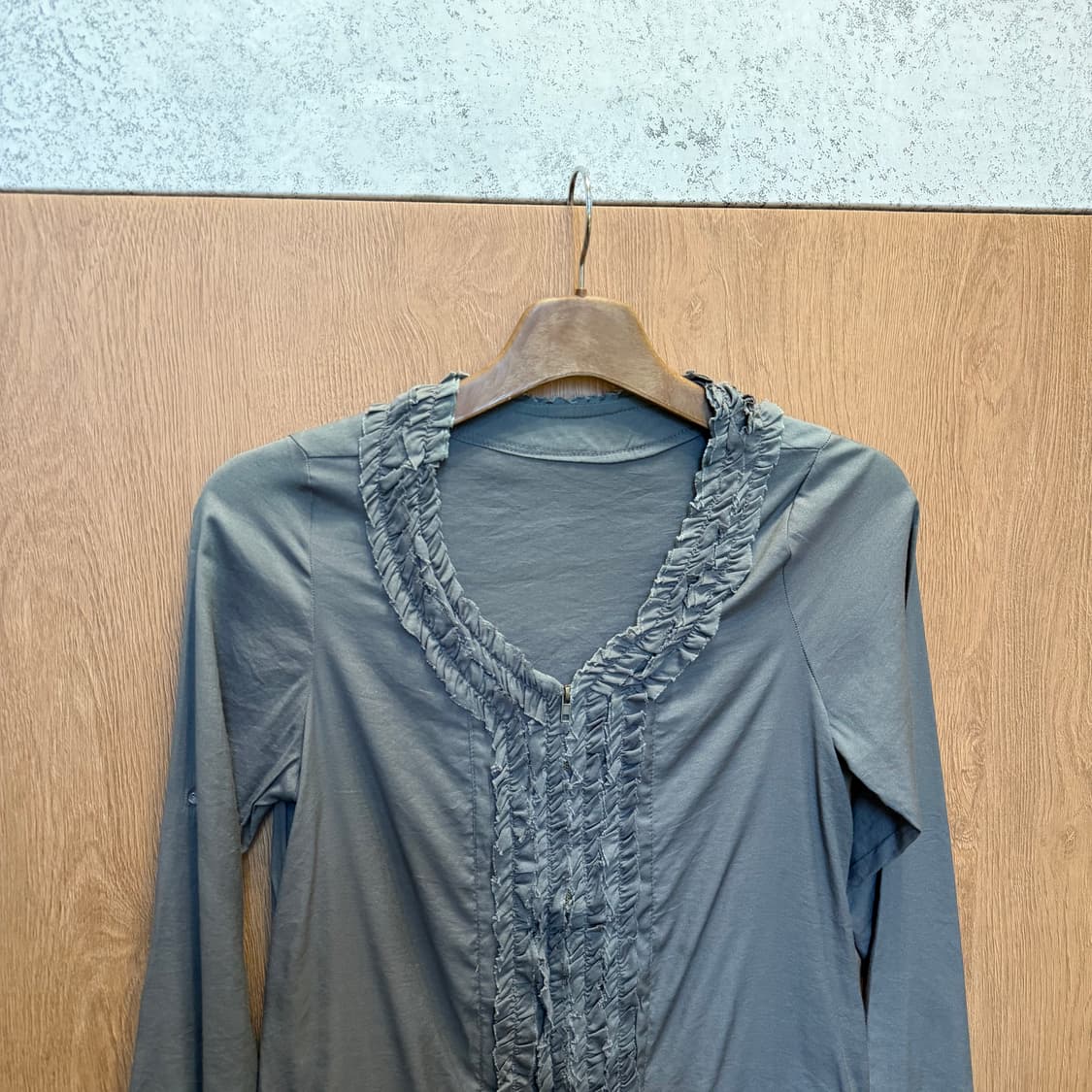 빈티지 브이넥 롱슬리브 집업 프릴 트리밍 디테일 레귤러핏 다크 그레이 상품이미지3