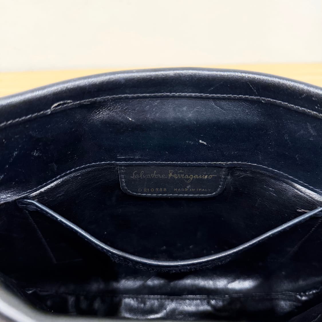 살바토레 페라가모 크로스백 바라 간치니 메탈 로고 플랩 디테일 블랙 상품이미지5