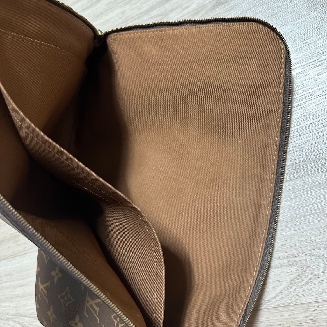 루이비통 에튀보야주 클러치 상품이미지5