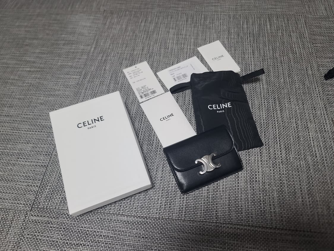 셀린느 트리옹프 플랩 샤이니 카프스킨 카드지갑 상품이미지1