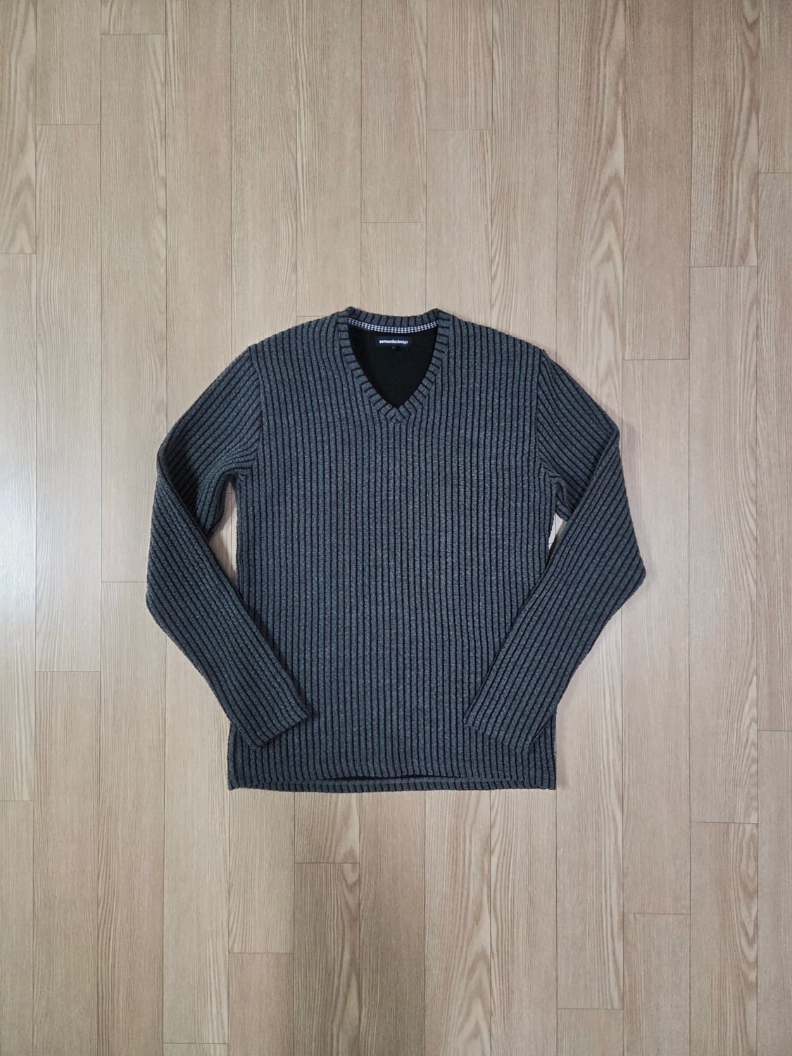 semantic design 그레이 짜임 브이넥 니트 상품이미지1