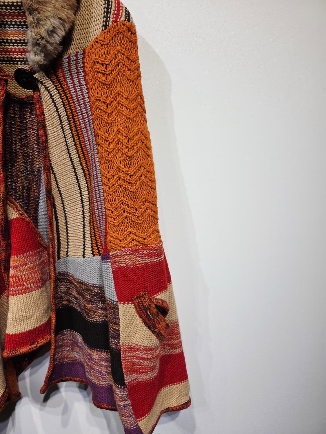 써스데이 아일랜드 에스닉 니트 퍼 케이프_90 상품이미지4