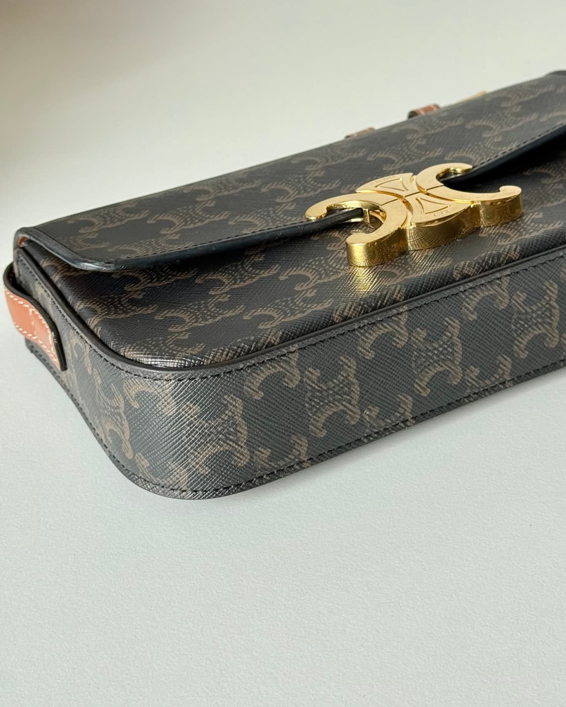 셀린느 클로드 숄더백 트리옹프 탄 상품이미지4