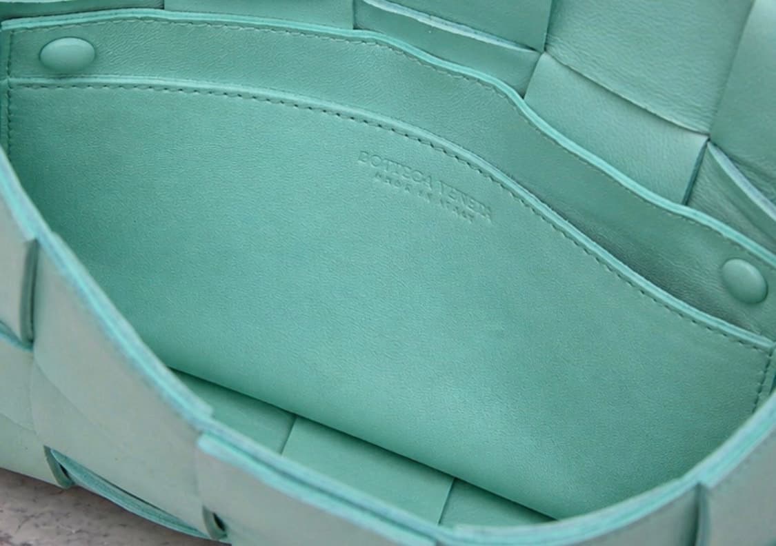 [S급] 보테가베네타 레더 카세트백 스몰 판매합니다!!! 상품이미지4