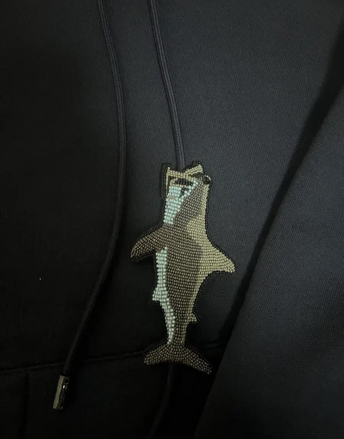 여자 꼬이는 루이비통 샤크 비즈 후드티 상품이미지3