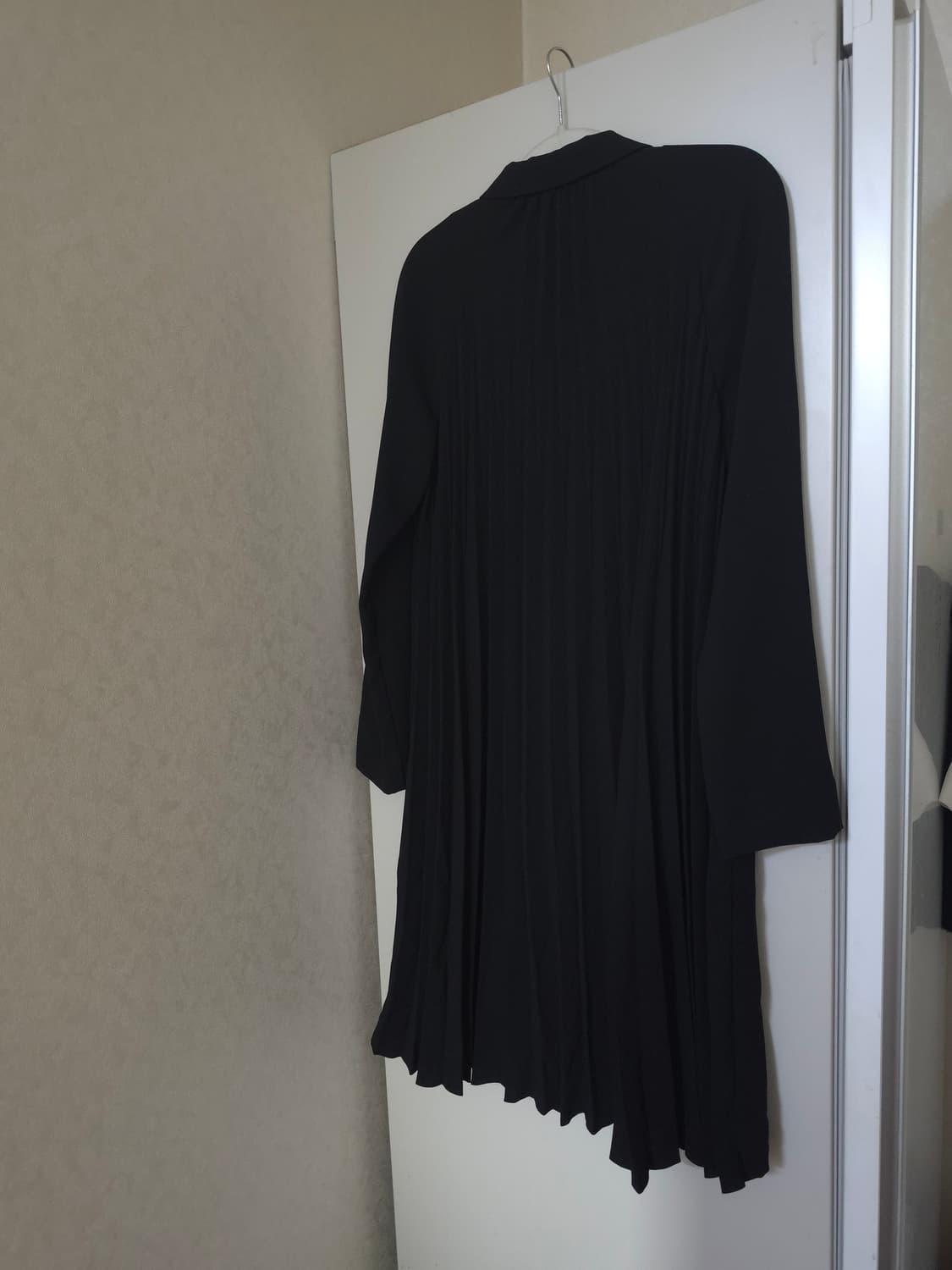 COS 블랙 플리츠 롱자켓 상품이미지3