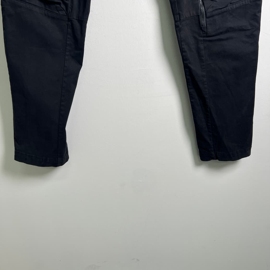 CP컴퍼니 스트레치 새틴 비대칭 지퍼 포켓 카고 팬츠 52 상품이미지6