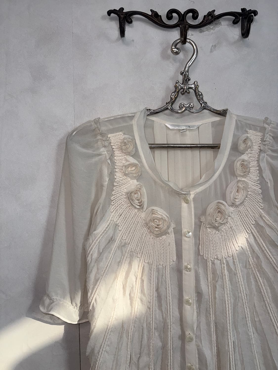 G-cut ivory draped flower silk sheer bl 상품이미지3