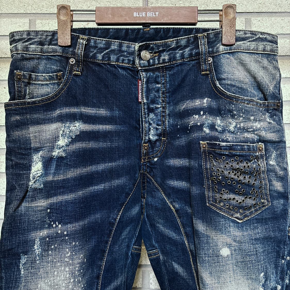 디스퀘어드2 하이 콘트라스트 워싱 데님팬츠 절개패널 페인팅 디테일 상품이미지4