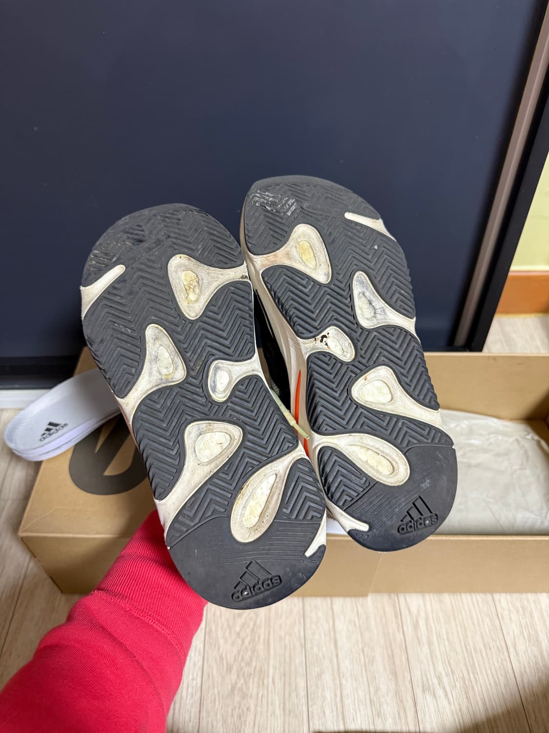 이지부스트 700 웨이브러너 신발 상품이미지3