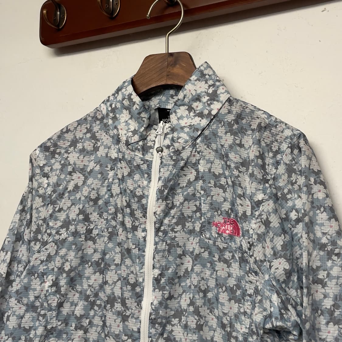 노스페이스 (우먼) 벚꽃 프린팅 경량 바람막이 자켓   상품이미지2