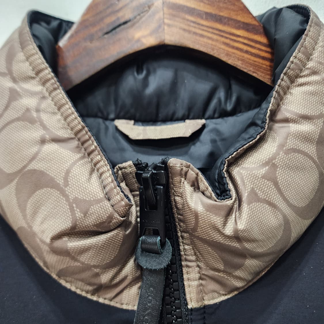 코치 시그니처 남성 패딩 조끼 라지 상품이미지5