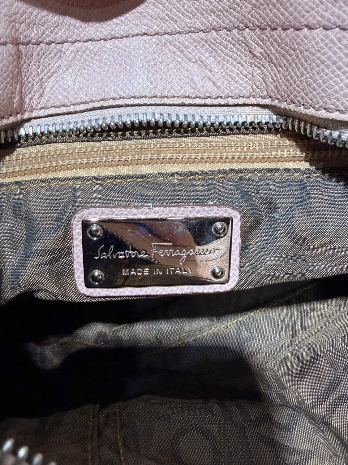 페레가모 간치니 버클 레더 숄더백 상품이미지4