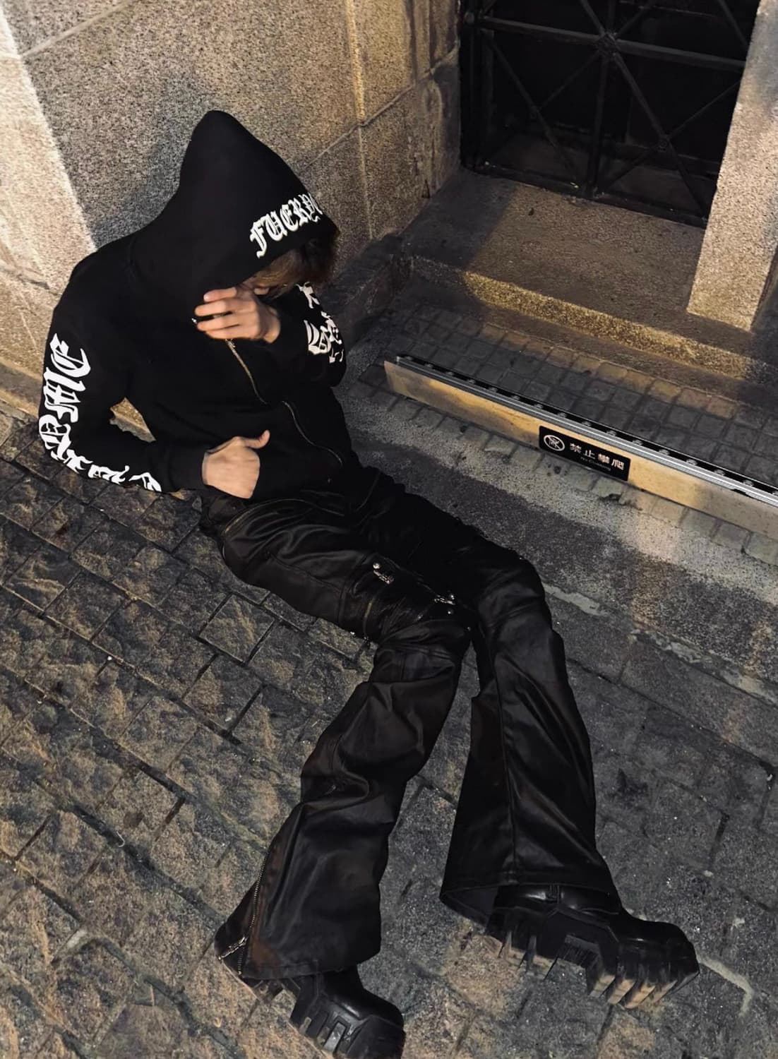 Distressed Waxed Zip Flare Jeans 상품이미지4
