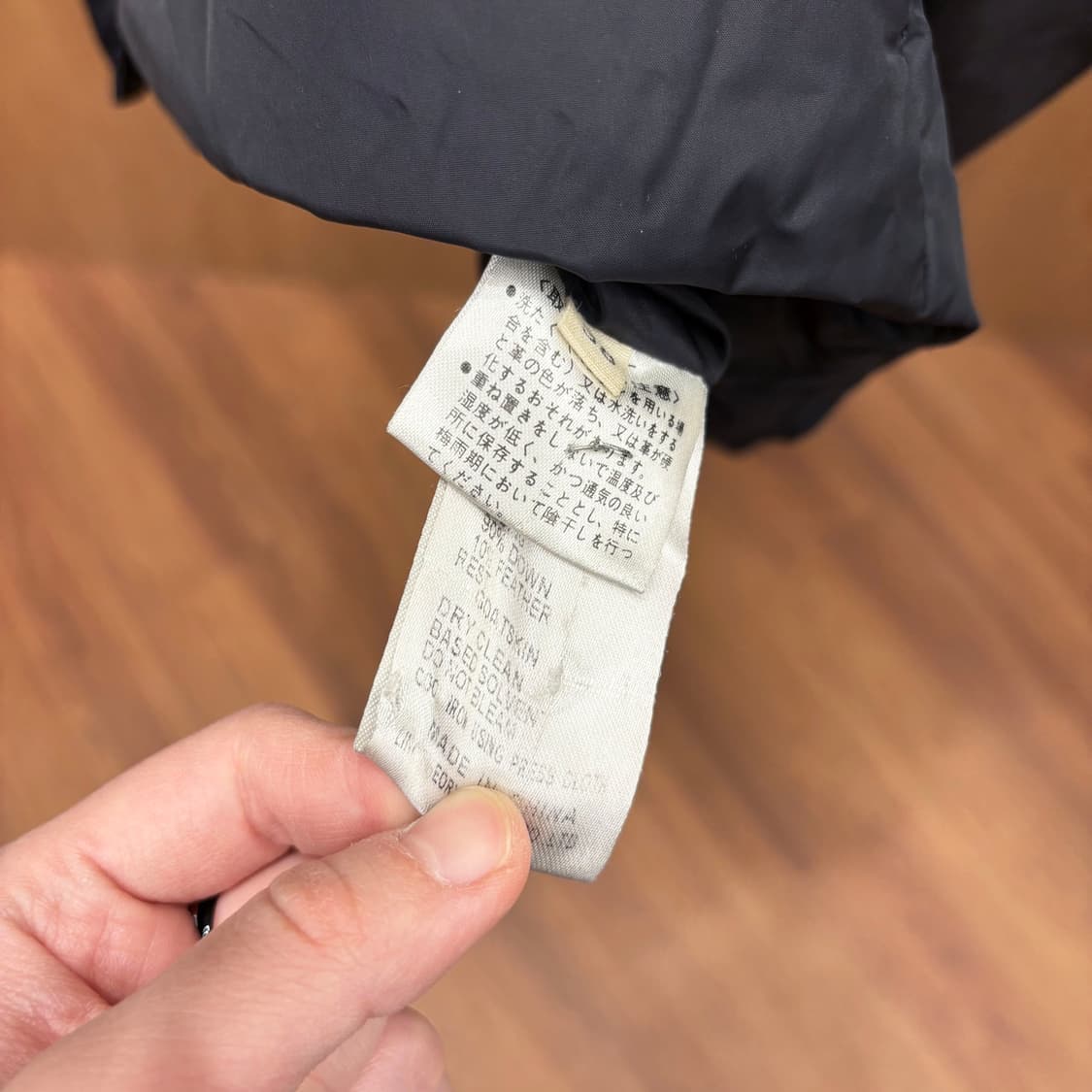 헬무트랭 하이넥 미디 패딩 코트 비대칭 사선 지퍼 클로징 디테일 블랙 상품이미지7