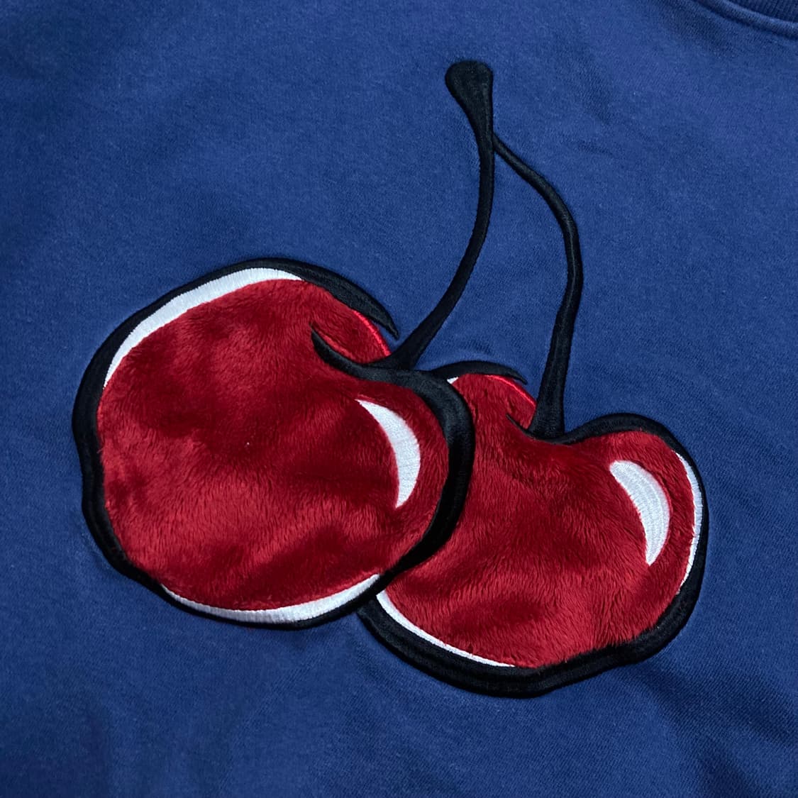 키르시 체리 빅로고 블루 맨투맨 상품이미지2