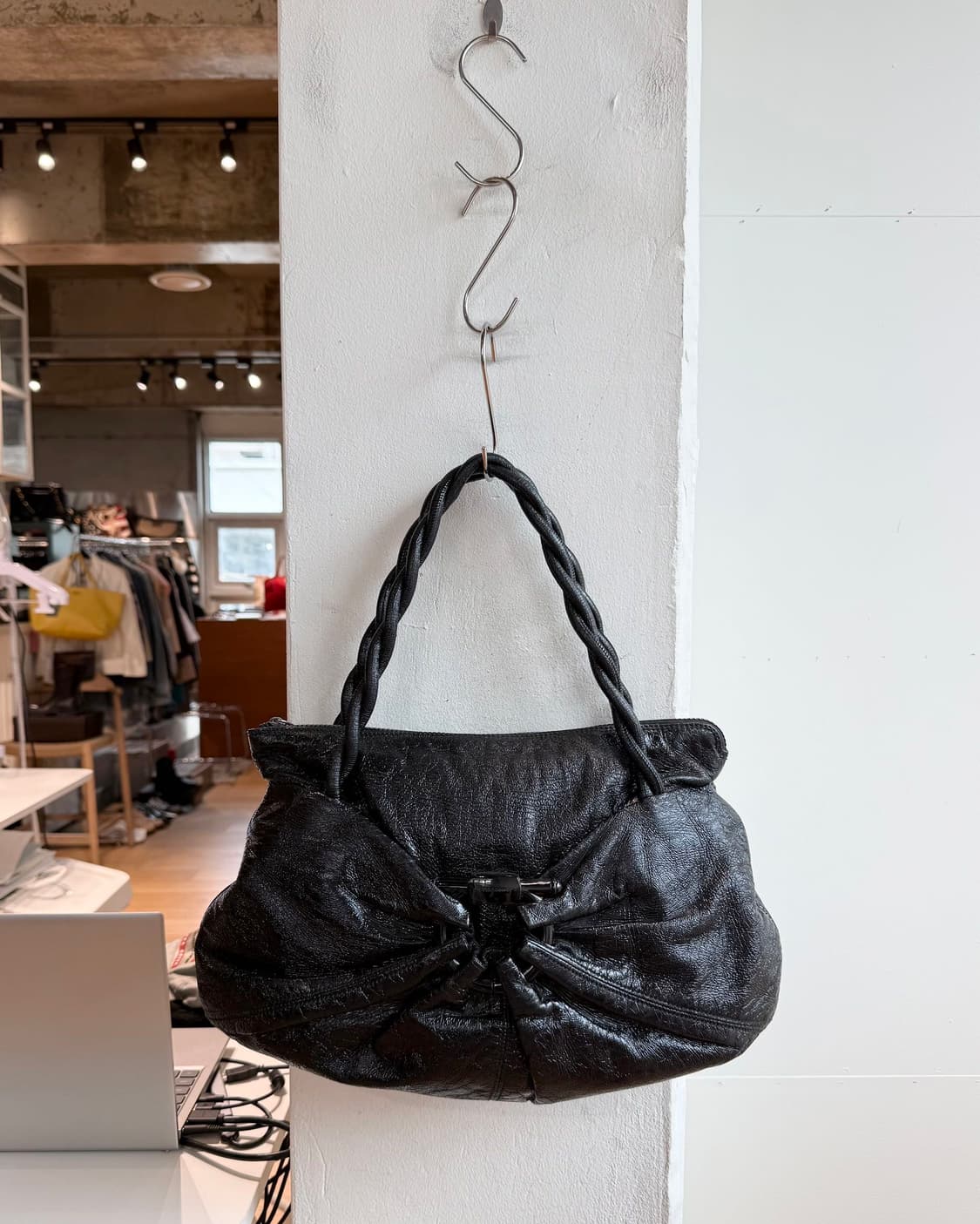 살바토레 페라가모 블랙 레더 숄더백  상품이미지2