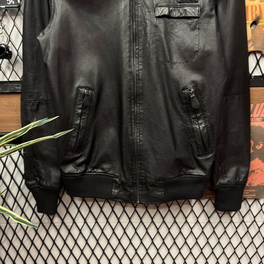 인더스트리 리얼 레더 봄버 자켓 전면 패치 포인트 블랙 상품이미지4