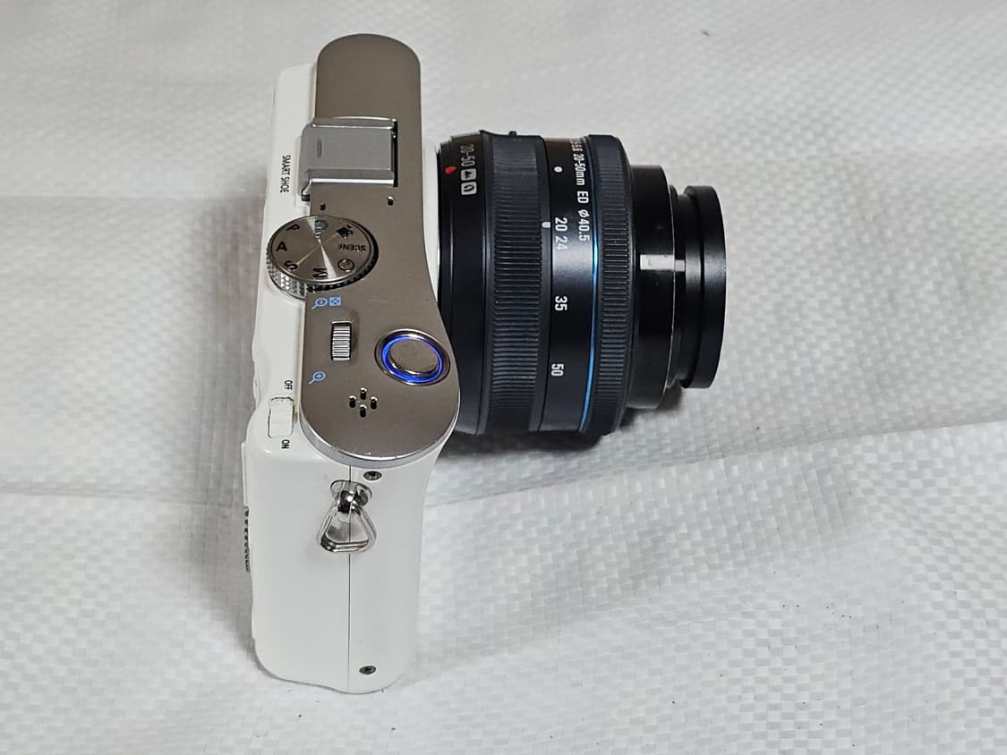 삼성 NX100 미러리스 카메라와 20-50mm 번들 렌즈 상품이미지8