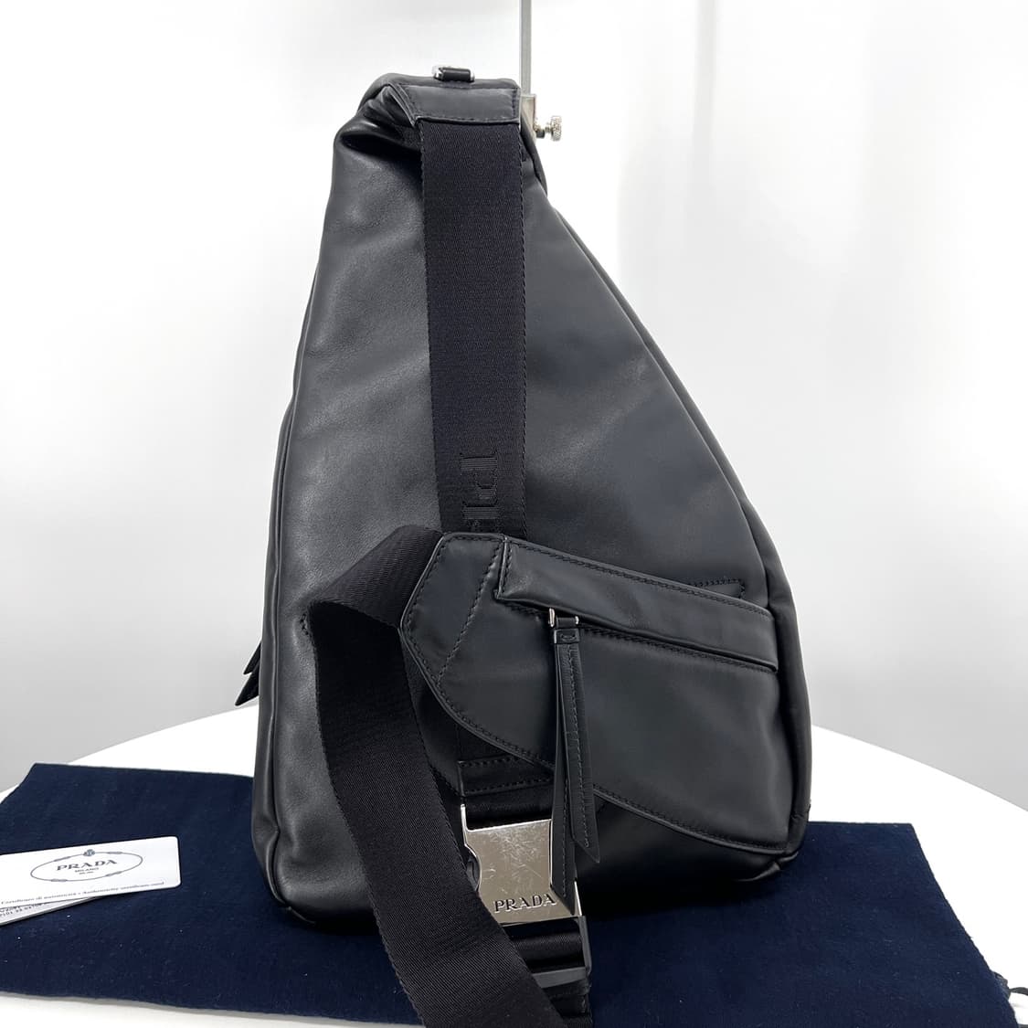 프라다 삼각로고 레더 슬링백 백팩 블랙 (2VZ092) 상품이미지4