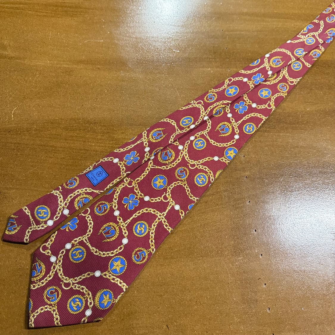 샤넬 CHANEL 체인 메달 패턴 실크 넥타이 버건디 상품이미지4