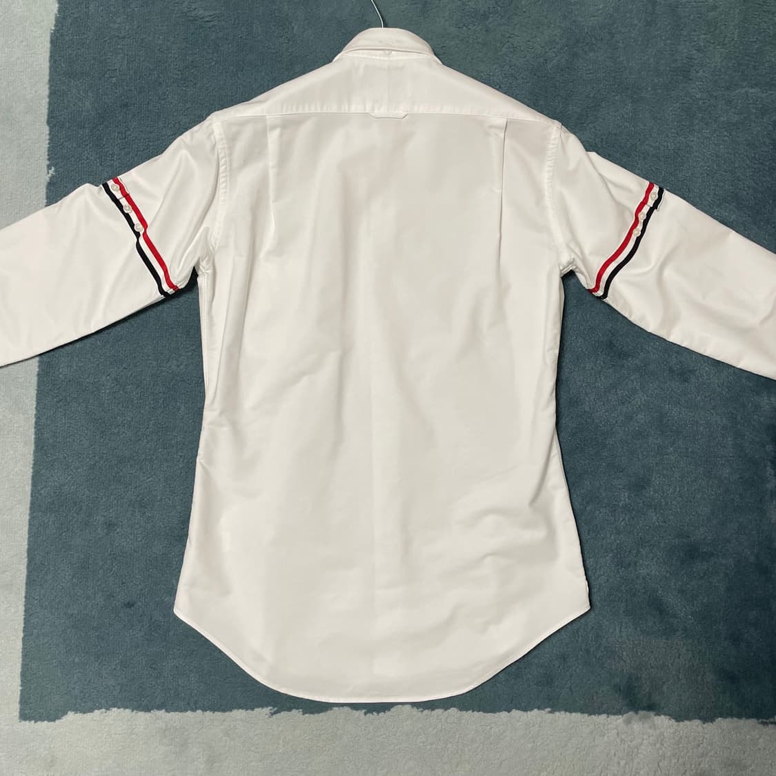 정품 2) 톰브라운 옥스포드 암밴드 삼선 셔츠 상품이미지4