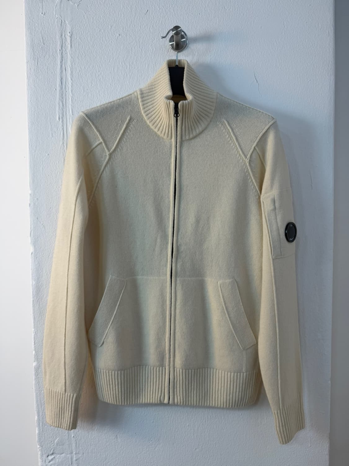 CP 컴퍼니 렌즈 와펜 니트 집업  상품이미지1