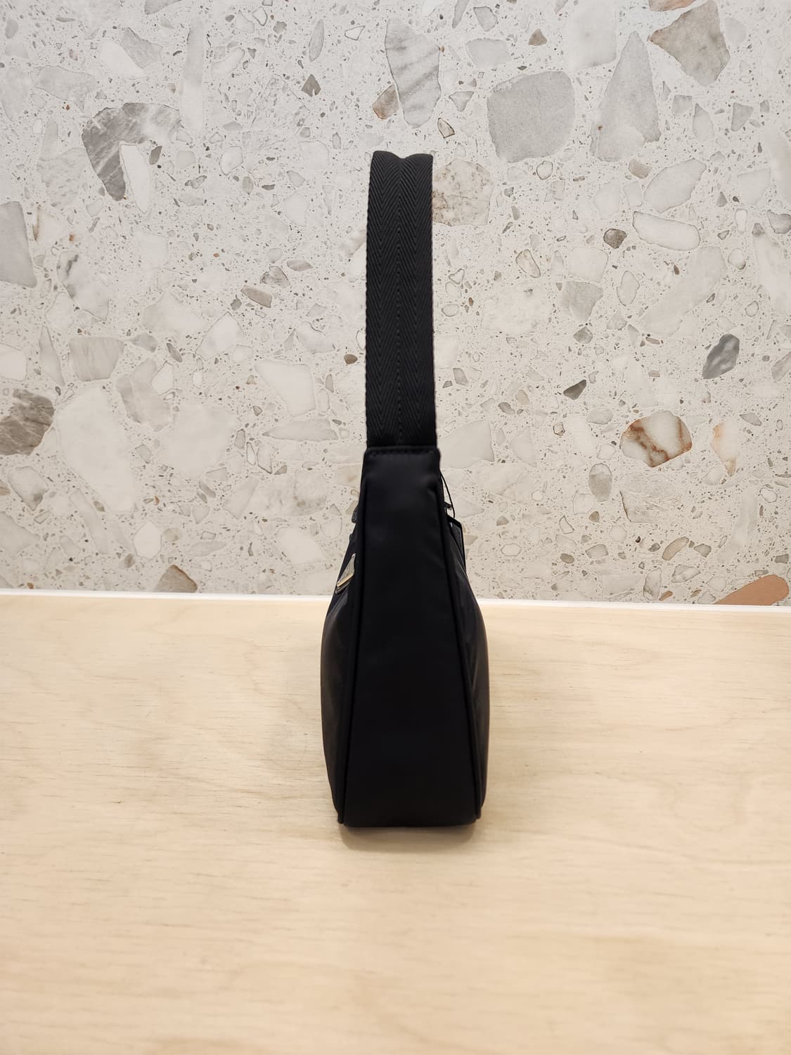 프라다 블랙 테수토 2000 리에디션 리나일론 호보백 2023 상품이미지2