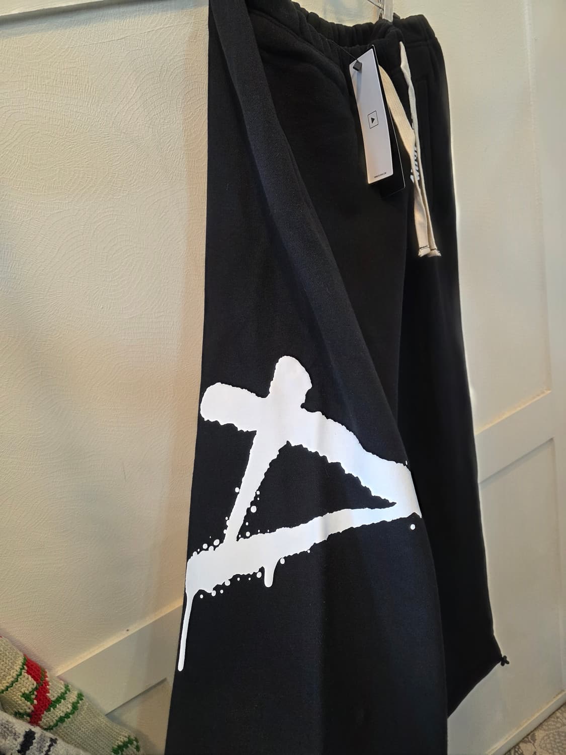 PLAYIVN 블랙 그래피티 스웨트 팬츠 상품이미지6