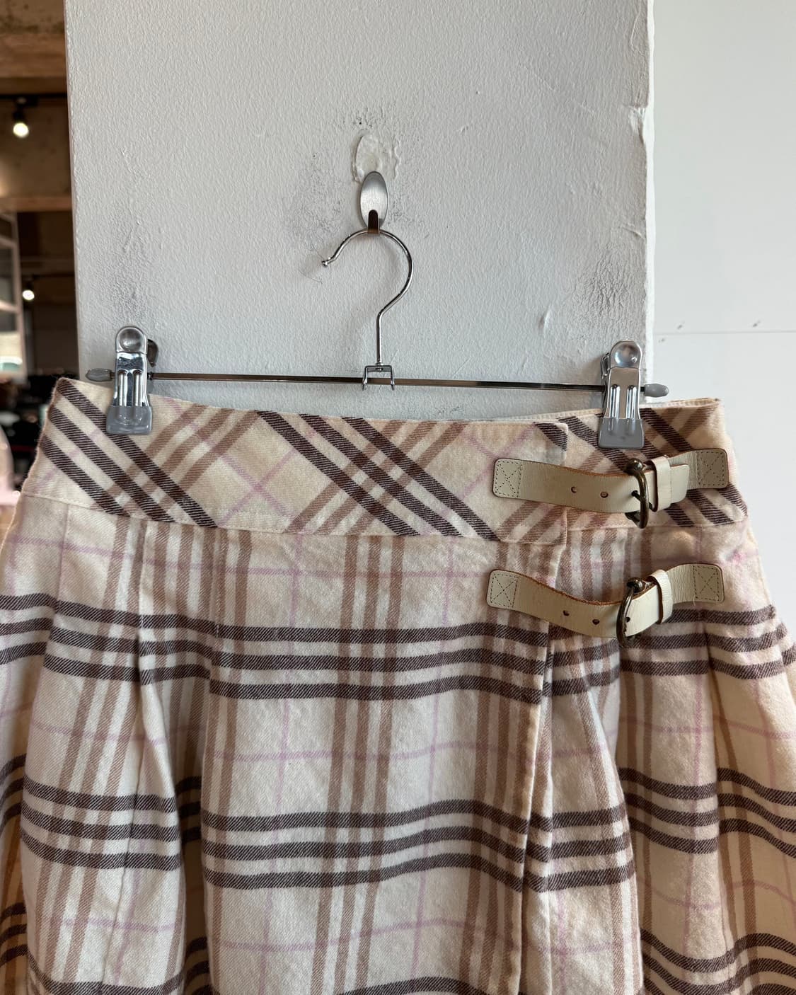버버리 블루라벨 베이지 노바체크 버클 핀턱 미니스커트  상품이미지3