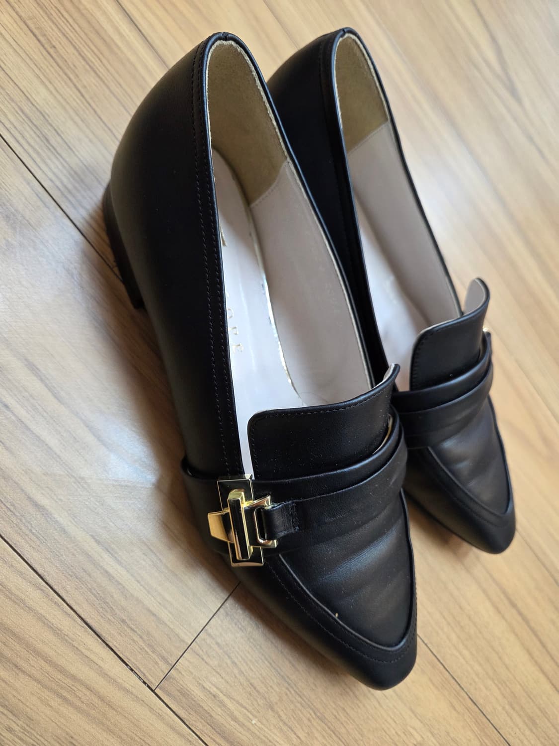 미소페 블랙 로퍼 230mm 판매합니다. 금장 버클 장식이 고급스러움을  상품이미지3
