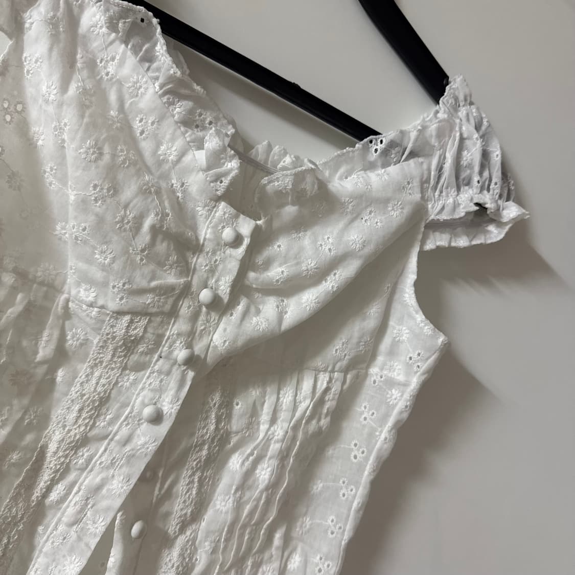 새상품 여자 펀칭 오프숄더 콩단추 블라우스 상품이미지4