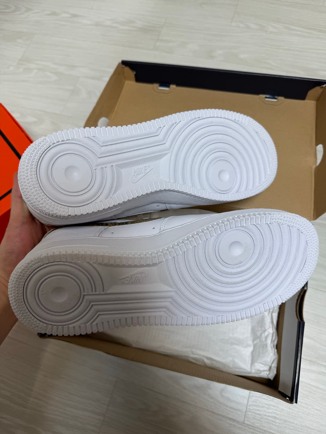  나이키 에어포스1 스네이크 스우시 PRM QS 285 상품이미지4